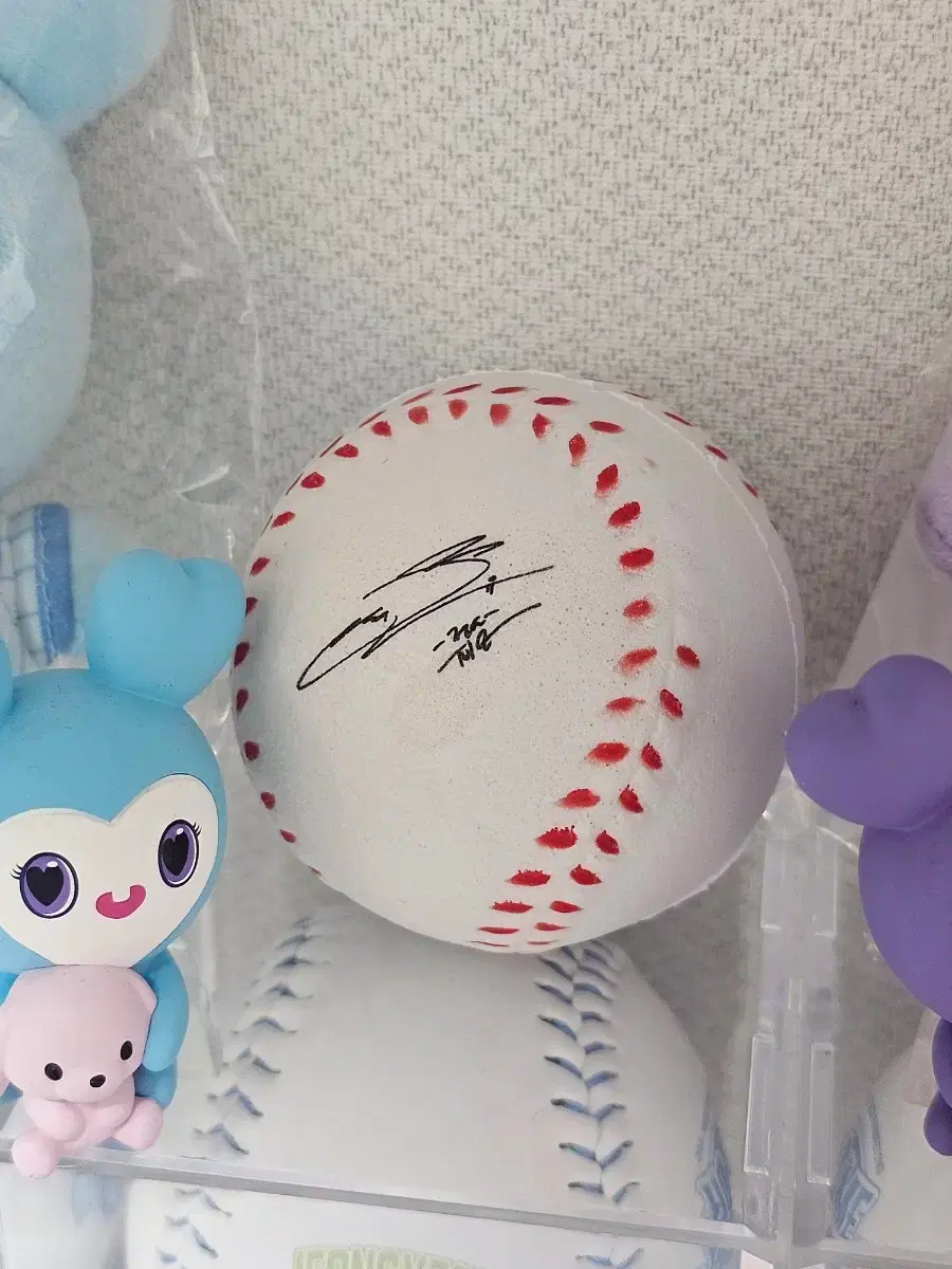 TWICEの9周年記念ファンミーティングジョンヨンがサインボールを